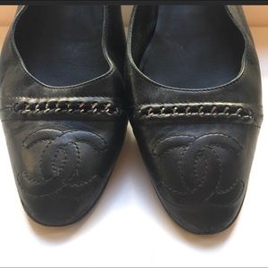 BLACK CHANEL FLATS WITH CHAIN DETAIL